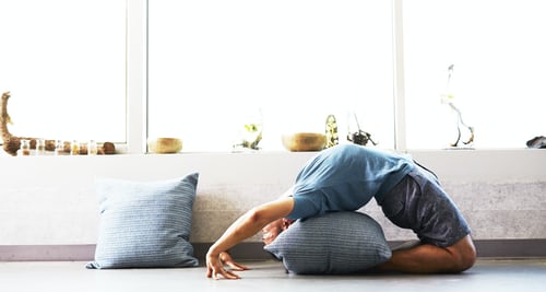 emcasa - Yoga para dormir: veja como você pode praticar